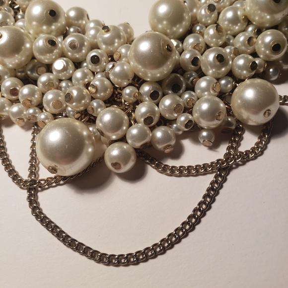Vintage White Pearl and Silvertone Chains Bib Necklace - Picture 5 of 10